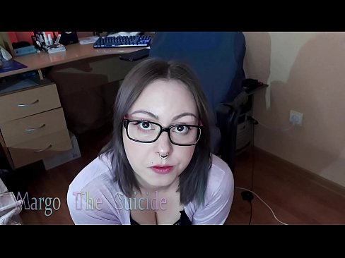 ❤️ Σέξι κορίτσι με γυαλιά πιπιλίζει Dildo βαθιά στην κάμερα ☑ Πόρνο ❌❤